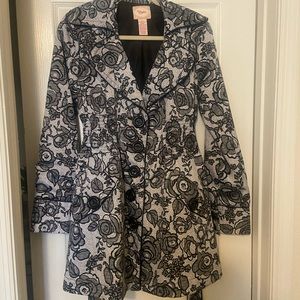 Lace print stretchy trench with pockets